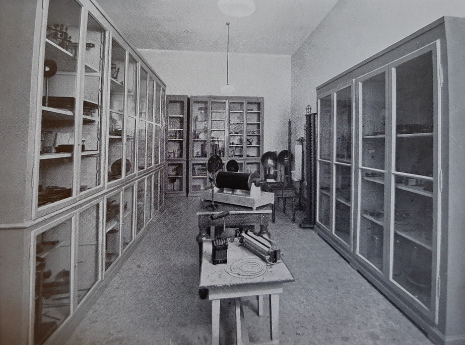 Gabinetto di fisica anni 50
